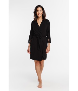Bata de micromodal negro sobre la cama
